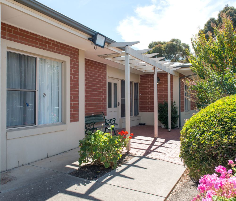Courtyard at Eldercare Cottage Grove with green trees and shrubbery.