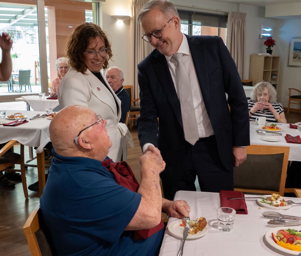 The Hon Amanda Rishworth MP and Prime Minister Anthony Albanese with a resident.