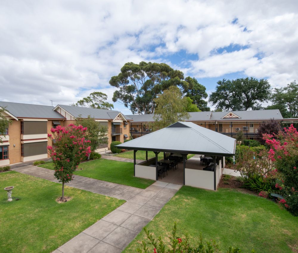 Eldercare Kingsborough Retirement Living gardens and outdoor entertaining area.